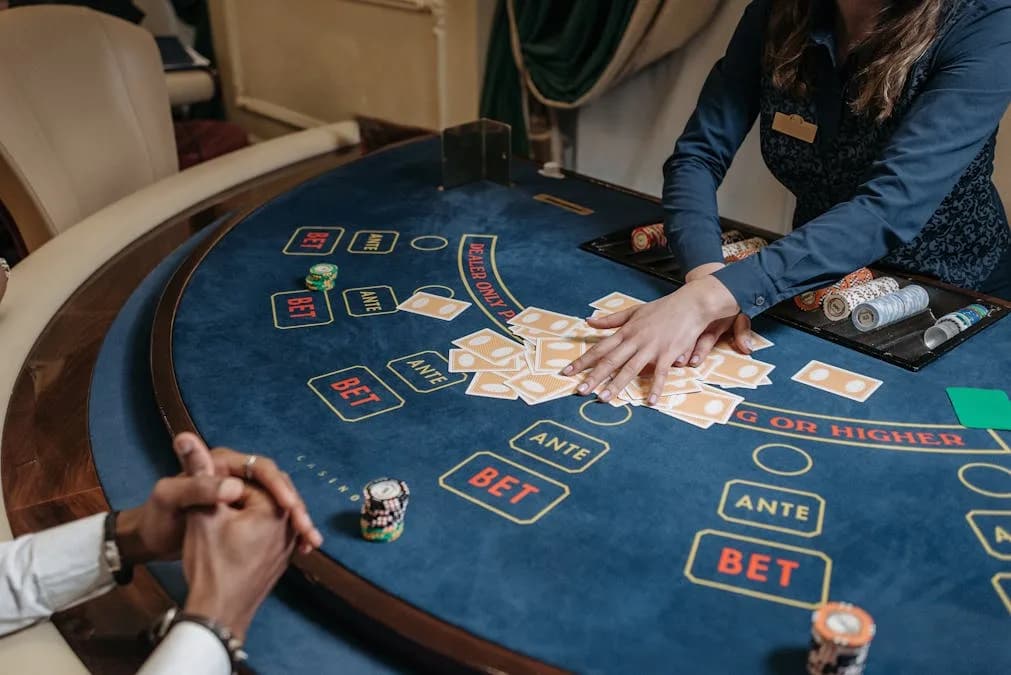 Lightning Roulette (Evolution) at JYMDO — live-RNG crossover audit, 97.30% RTP, the lightning-multiplier between Salon Privé baccarat shifts