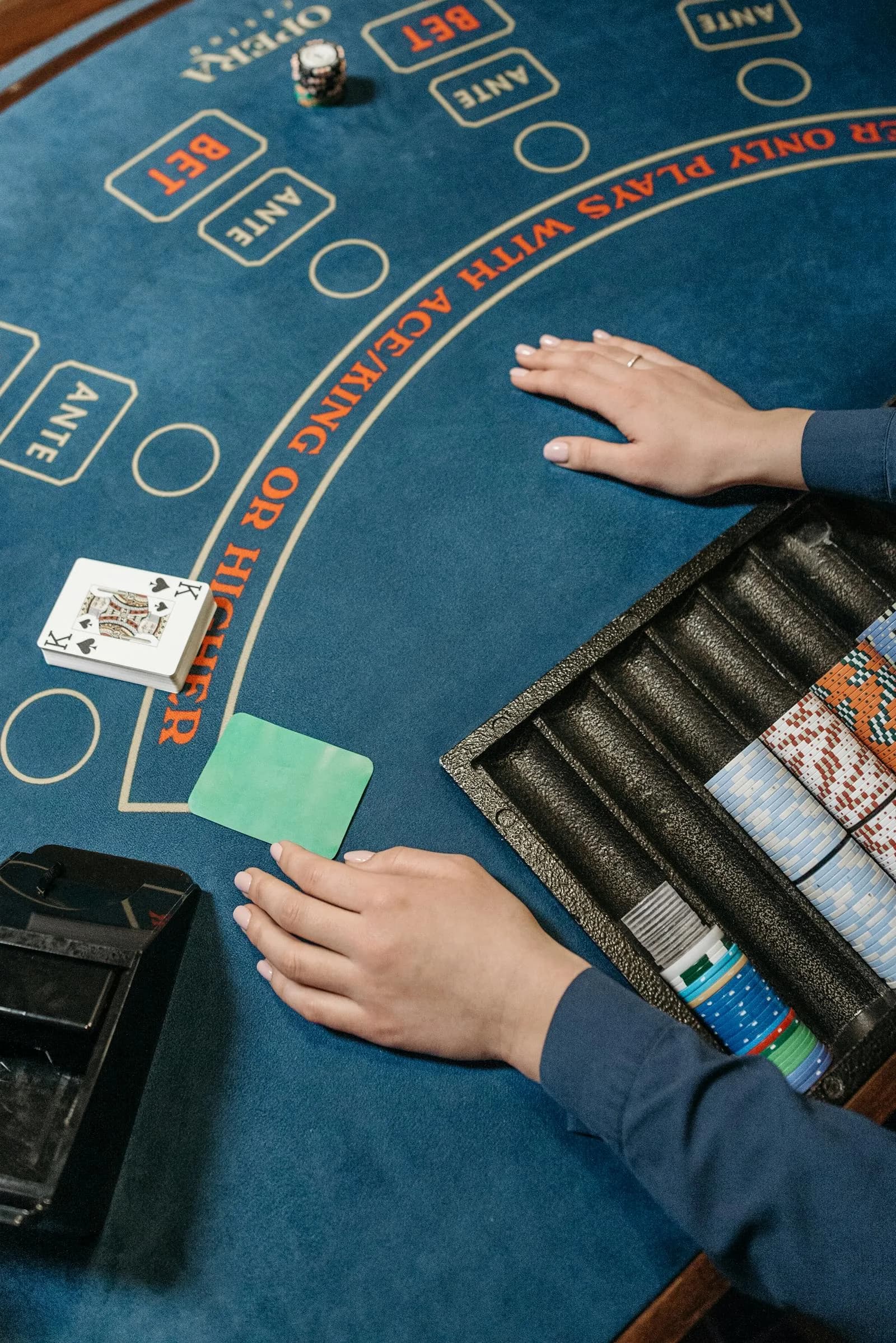 Blackjack Single Deck Vs 8 Deck Trên Evolution: Mô Phỏng 200,000 Ván — House Edge σ 0.48% Vs 0.62%, P99 -4.8 Đơn Vị