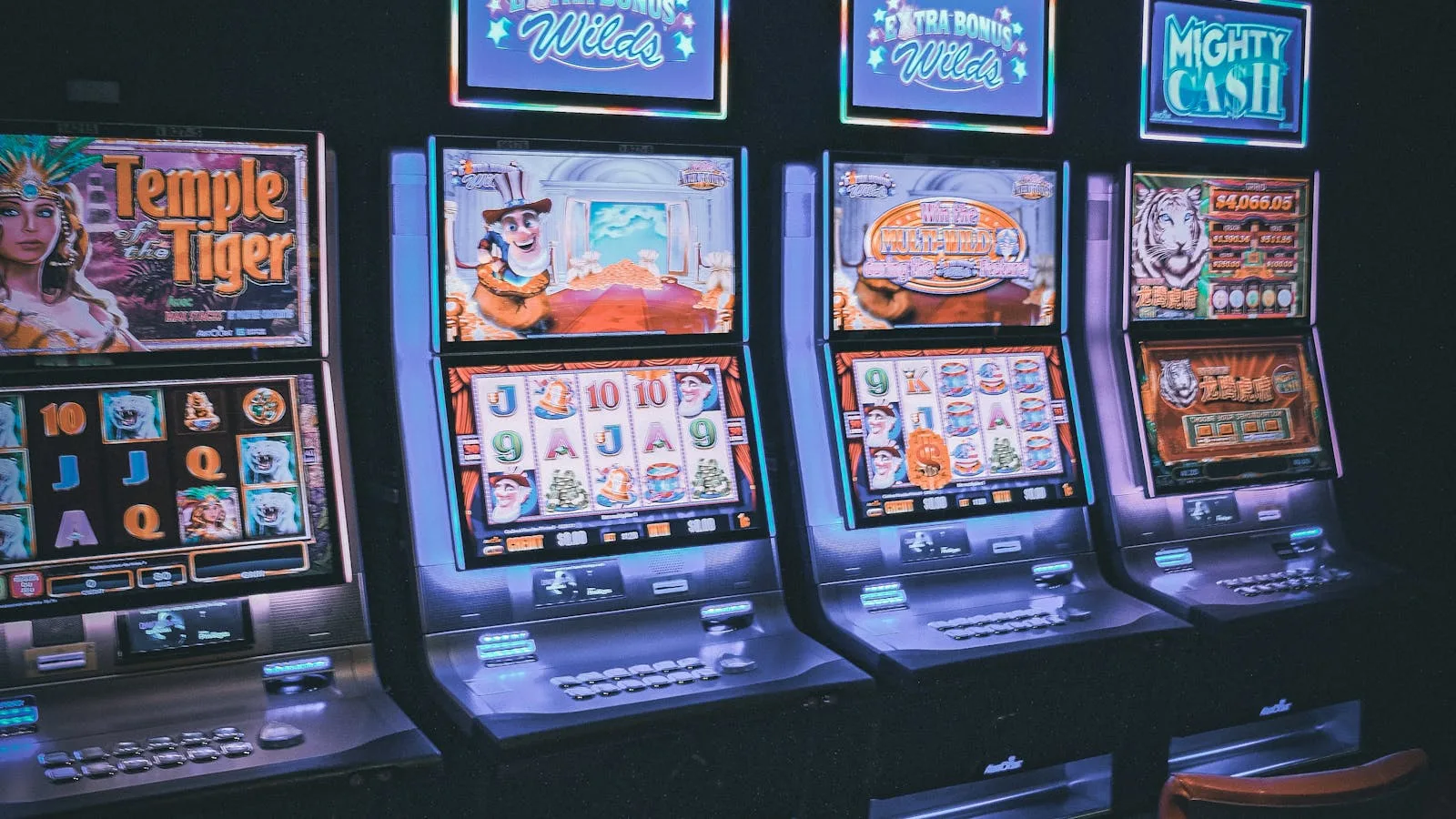 Gates of Olympus 1000 Pragmatic Play slot glowing multiplier symbols during bonus round at HOYY