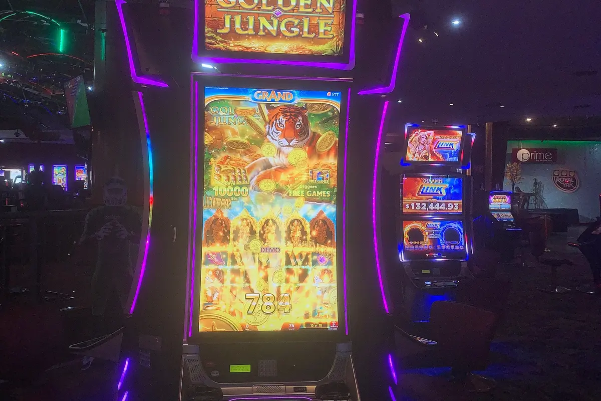 Immortal Romance (Microgaming) — 12,150× ceiling, four-chamber bonus arc