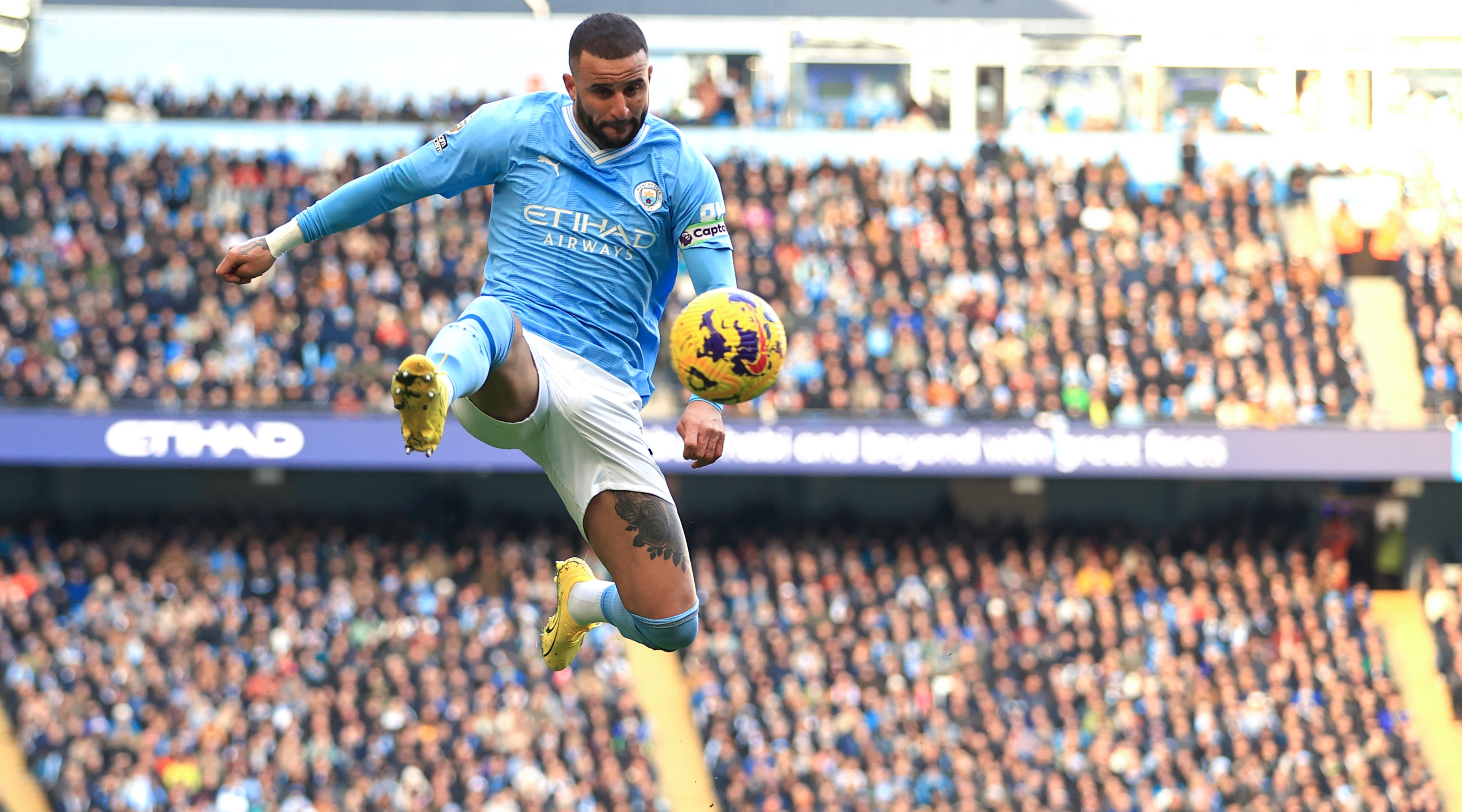 Sơ đồ chiến thuật inverted fullback áp dụng tại V-League 2025/26 với hậu vệ biên đảo trục vào hành lang trong