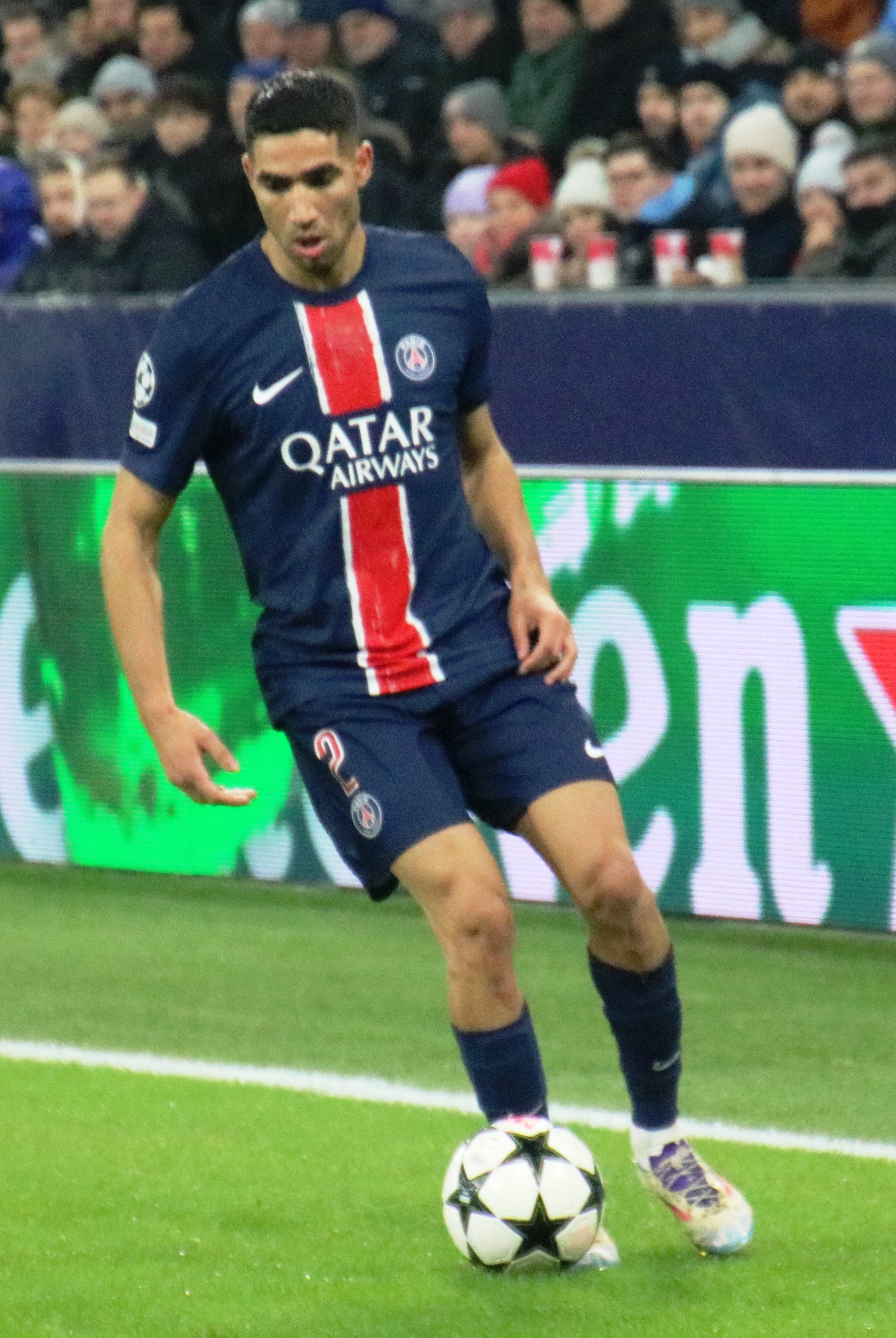 Achraf Hakimi trong vai trò inverted full-back tại Champions League với PSG