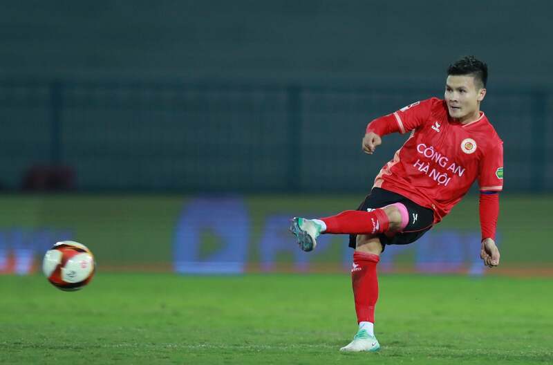 Nguyễn Quang Hải cán mốc 10 kiến tạo V-League 2025-26 trong màu áo CAHN