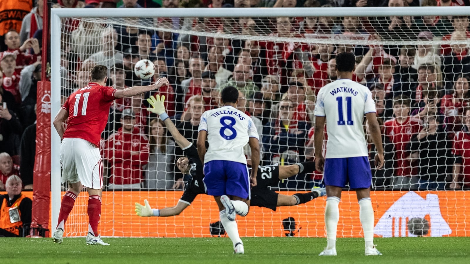 Chris Wood ghi bàn thắng phạt đền cho Nottingham Forest trong Europa League bán kết
