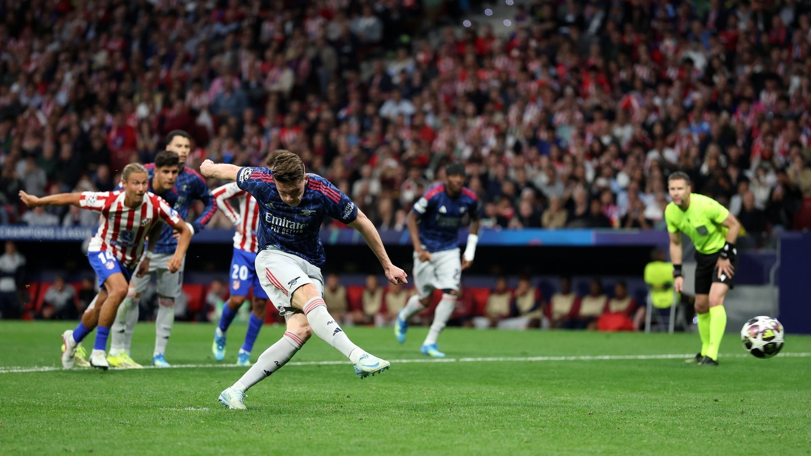 Viktor Gyökeres thực hiện quả phạt đền cho Arsenal trong trận bán kết UCL vs Atlético Madrid