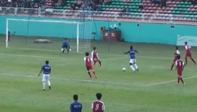Nguyễn Xuân Son trên sân tập cùng đội tuyển Việt Nam